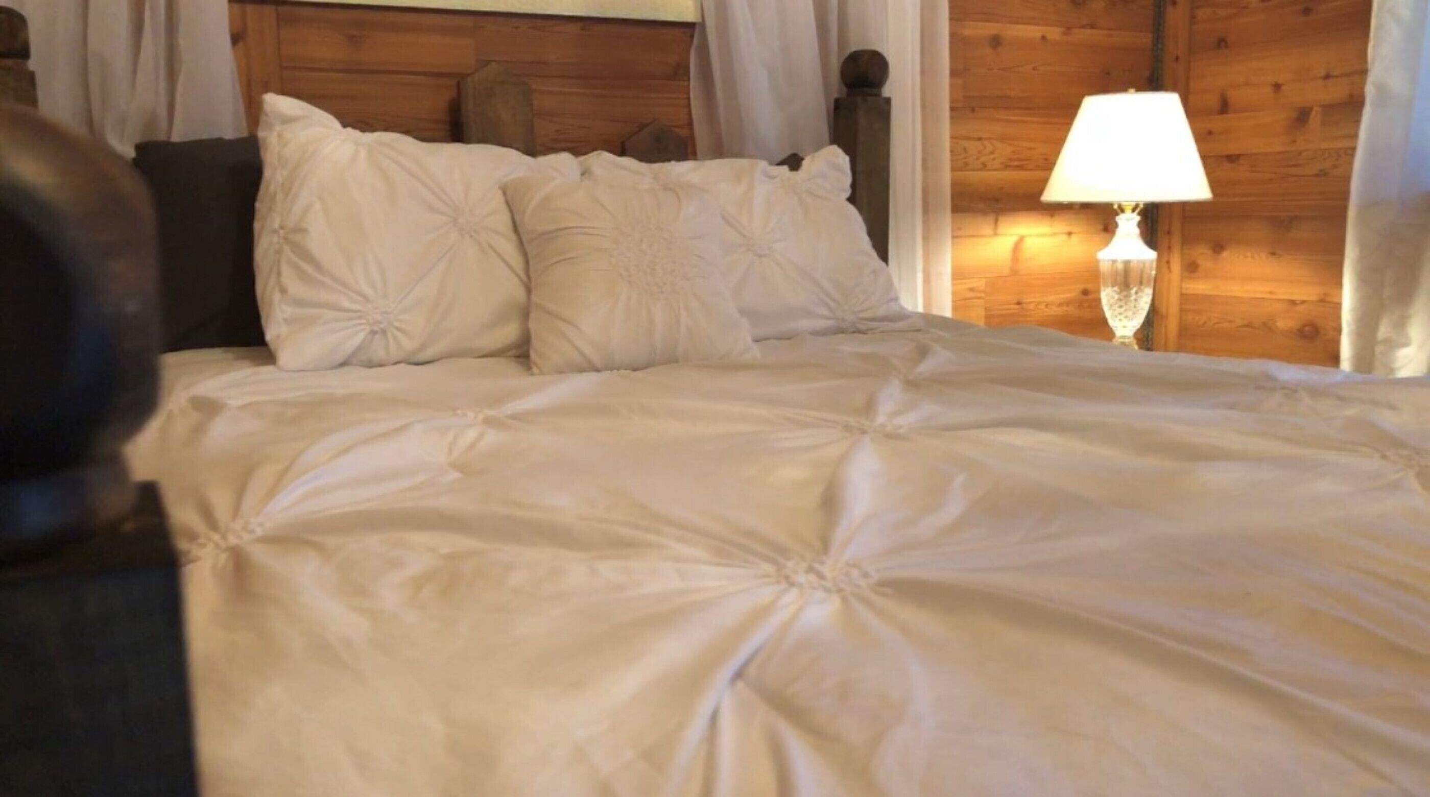 Cabin 1: The honeymoon cabin