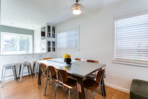 Dining - Mid-Century Bungalow with Private Garden near Venice Beach (Los Angeles)
