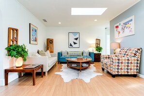 TV, stereo - Mid-Century Bungalow with Private Garden near Venice Beach (Los Angeles)