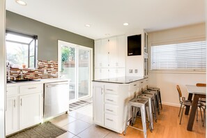 Fridge, microwave, oven, stovetop - Mid-Century Bungalow with Private Garden near Venice Beach (Los Angeles)