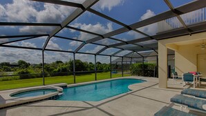 Une piscine extérieure couverte offrant une vue sur la verdure environnante et un ciel dégagé.