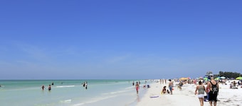 Beautiful Home,4BR/2BR With HEATED POOL, Near Famous Siesta Key & Lido Key Beach