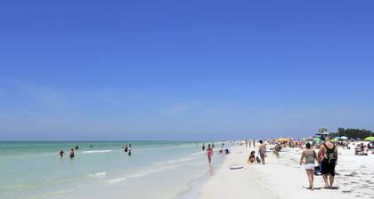 Beautiful Home,4BR/2BR With HEATED POOL, Near Famous Siesta Key & Lido Key Beach