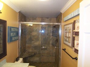 Combinazione doccia/vasca, asciugacapelli, asciugamani