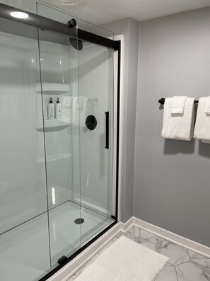 Badewanne, Haartrockner, Handtücher, Seife