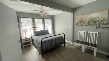 3 bedrooms, desk, WiFi, bed sheets