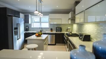 Refrigerador, microondas, horno y parrilla de estufa