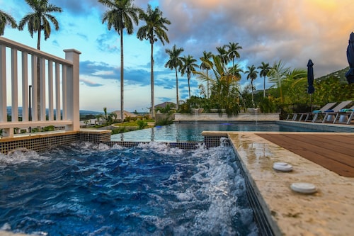 Oceanview Luxury villa w/Pool/jacuzzi/tennis in gated community with gym
