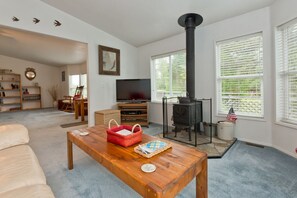 Smart TV, fireplace, DVD player, books