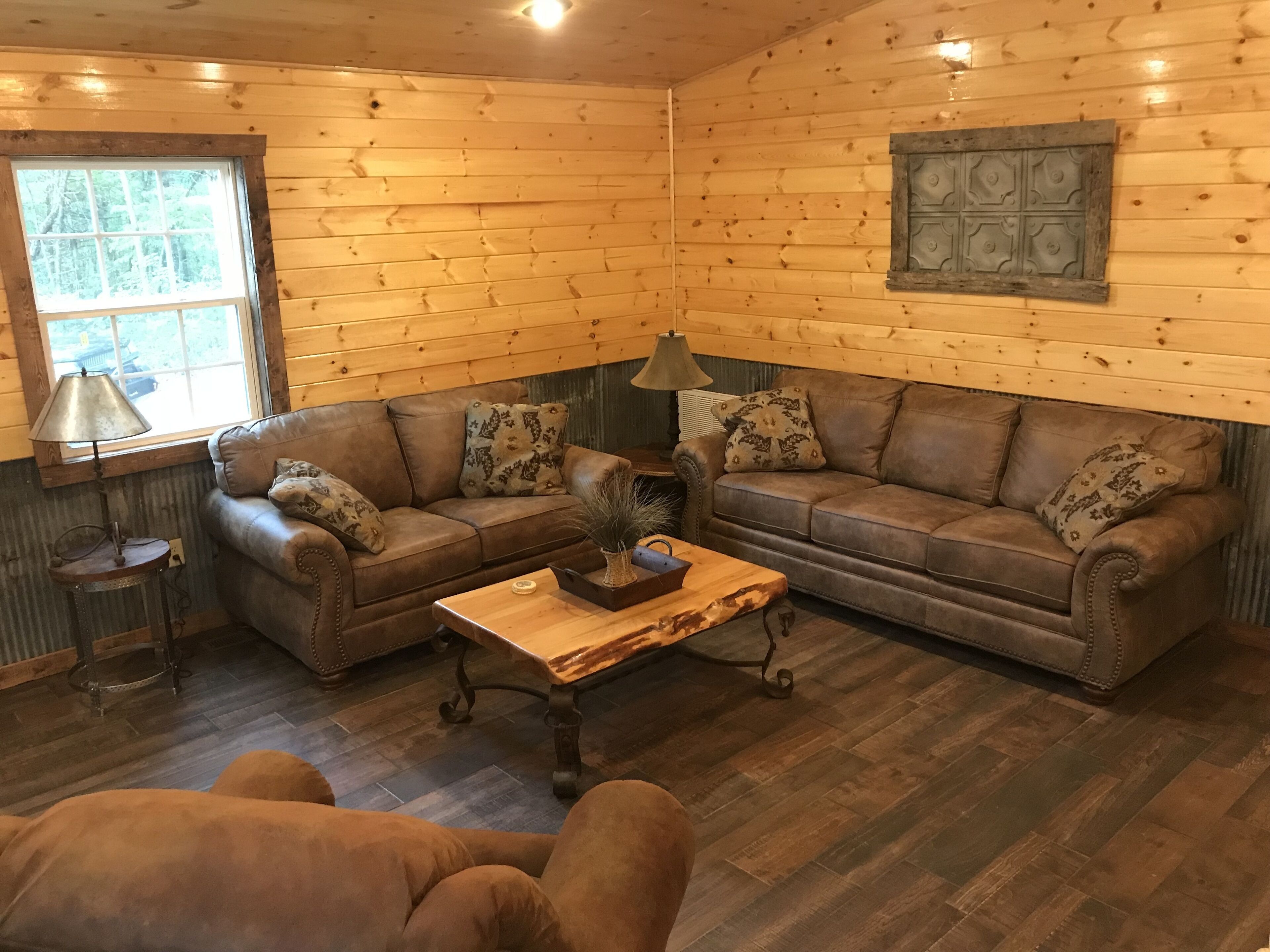  Deluxe Cabin w/ fireplace. Near Buffalo River, Hiking nearby, WIFI!