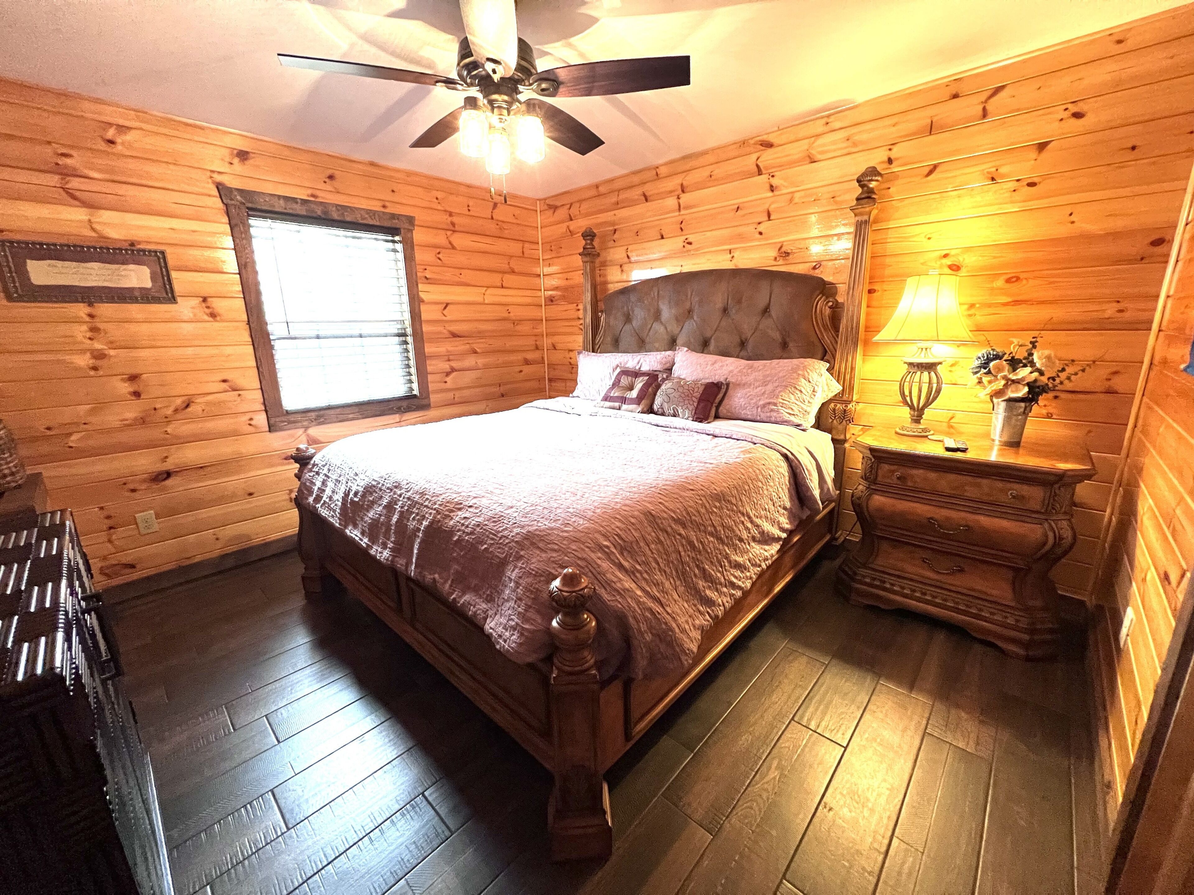 Deluxe Cabin w/ fireplace. Near Buffalo River, Hiking nearby, WIFI!
