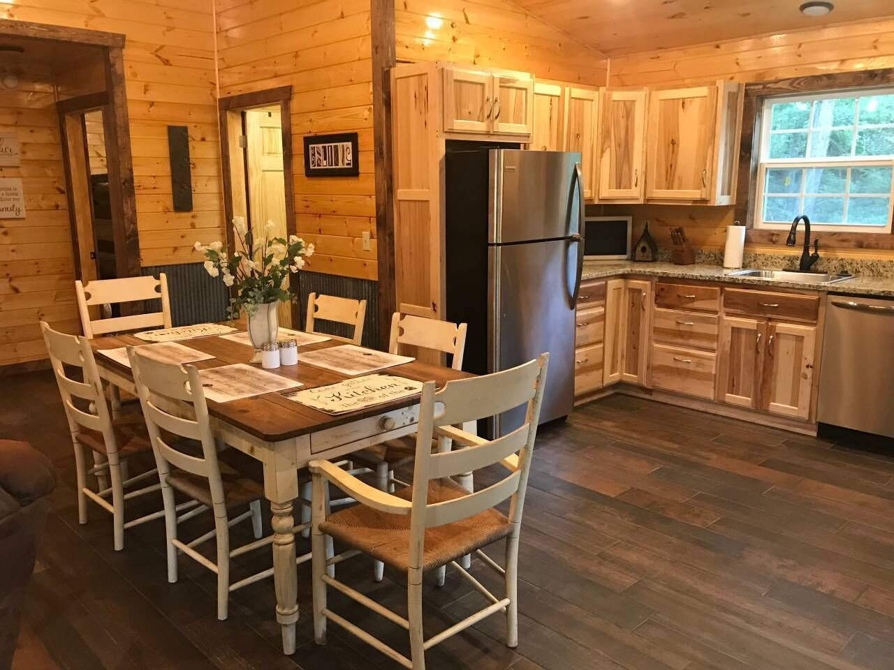  Deluxe Cabin w/ fireplace. Near Buffalo River, Hiking nearby, WIFI!