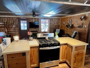 Jääkaappi, mikroaaltouuni, uuni, liesi