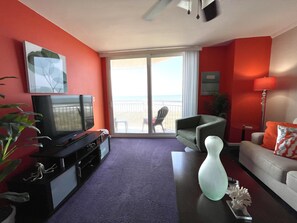 Fernseher, DVD-Player, Tischfußball, Tischtennisplatte
