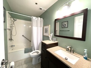 Ensemble douche/baignoire, sèche-cheveux, serviettes fournies