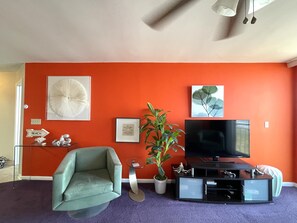 Fernseher, DVD-Player, Tischfußball, Tischtennisplatte