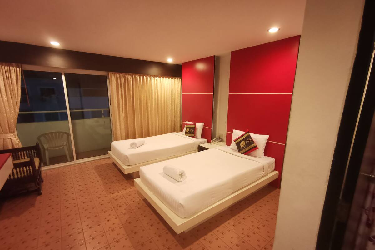 Premium bedding, down comforters, minibar, in-room safe