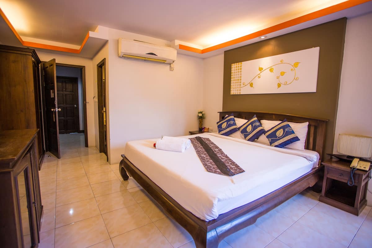 Premium bedding, down comforters, minibar, in-room safe