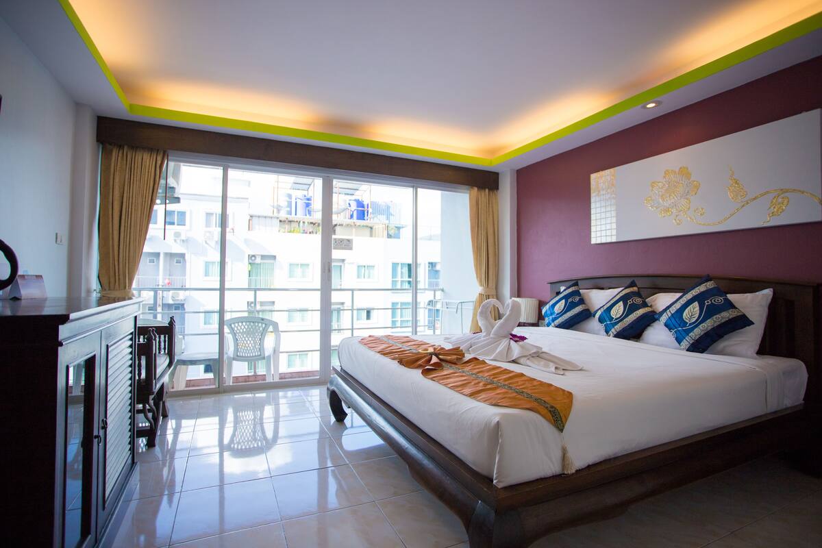 Premium bedding, down comforters, minibar, in-room safe