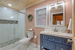 Asciugacapelli, asciugamani, sapone, shampoo