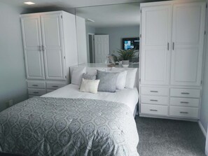 1 dormitorio, tabla de planchar con plancha, wifi y ropa de cama