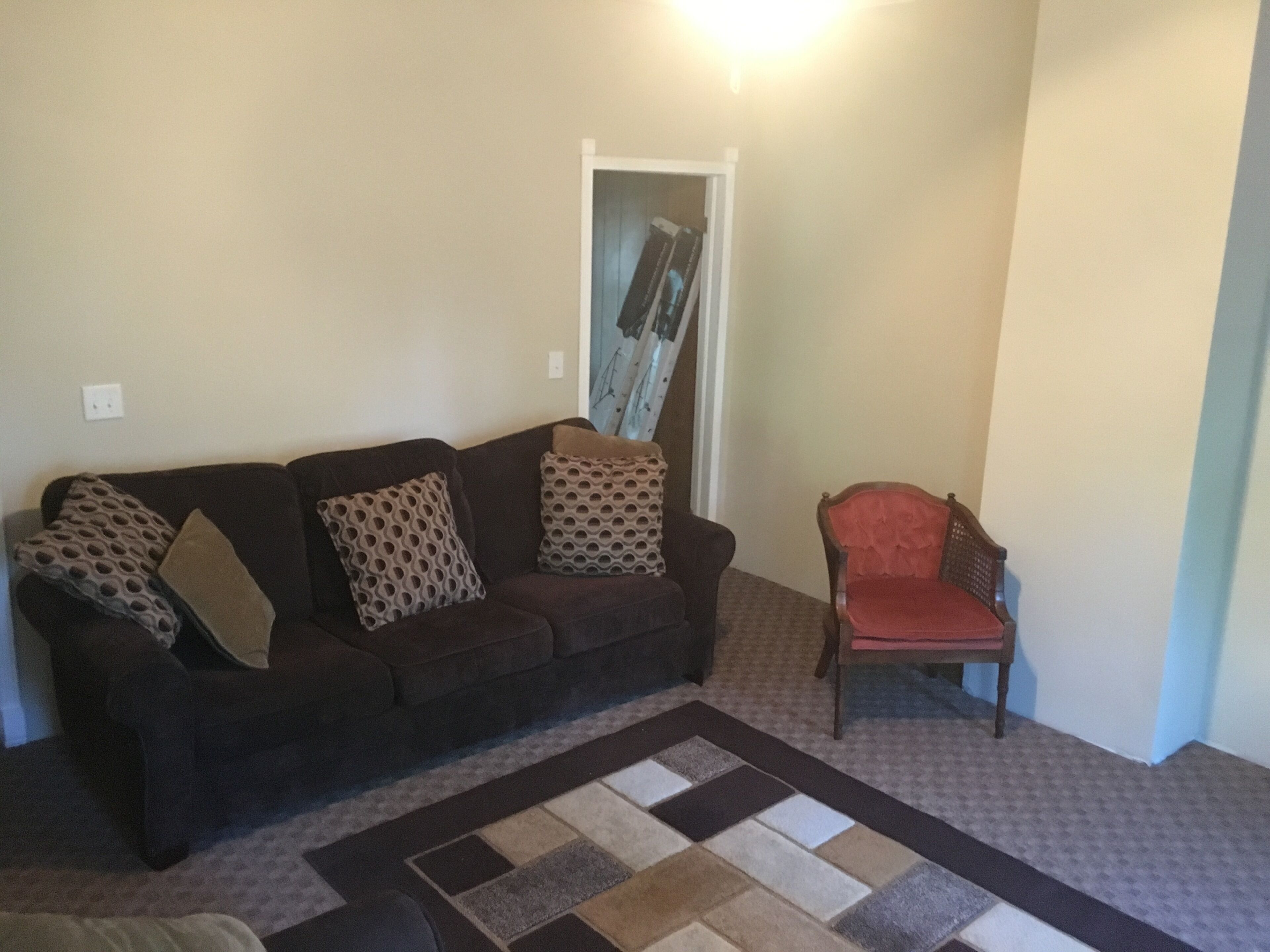 Newly renovated, Great 2nd floor home, in town and walking distance to track.