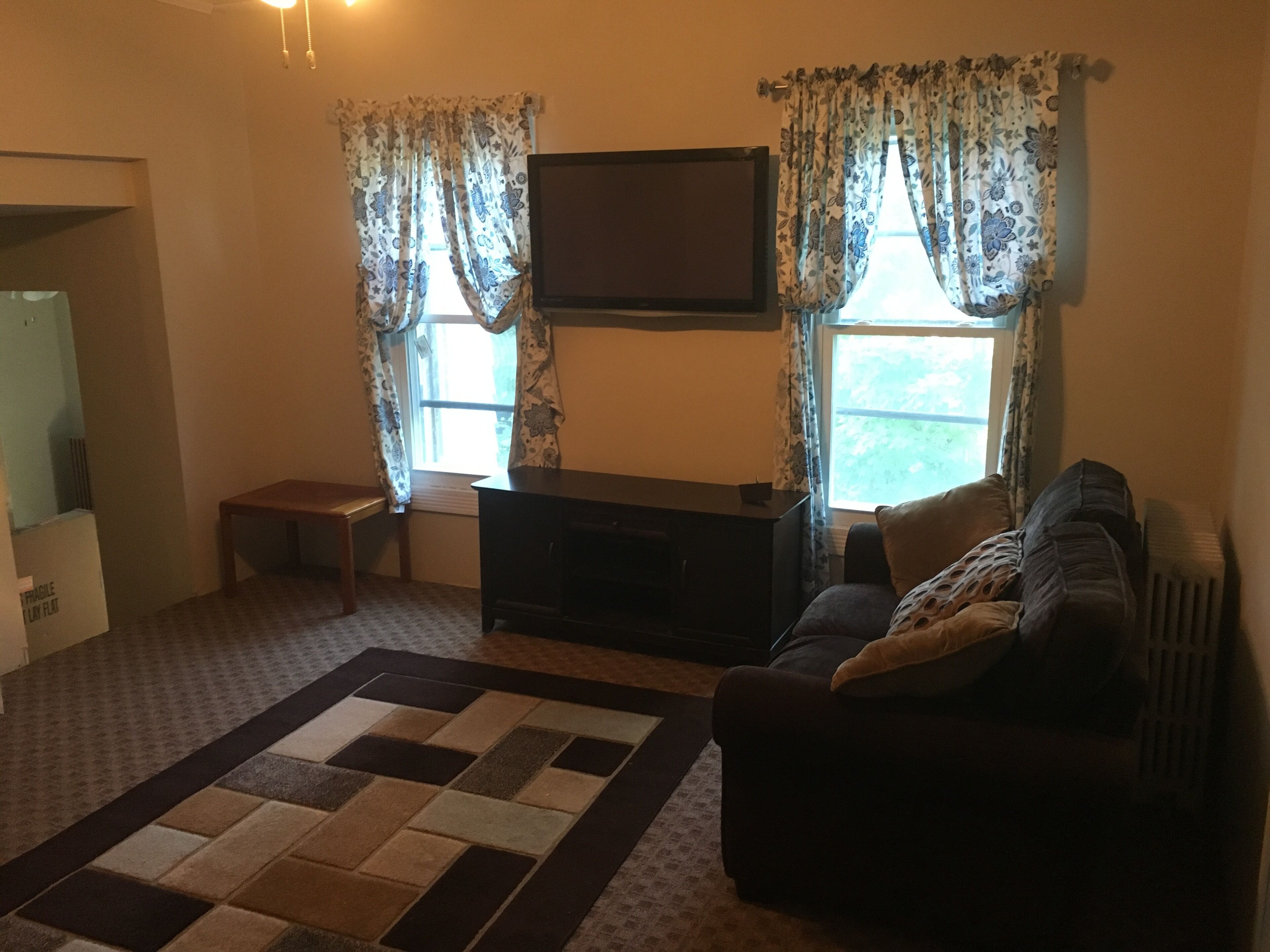 Newly renovated, Great 2nd floor home, in town and walking distance to track.