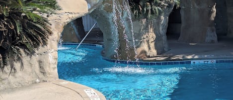 Una piscina al aire libre, una piscina climatizada