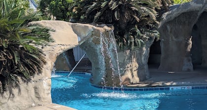 Resort access & golf cart included. Short walk to beach. See reviews. 2nts/1100.
