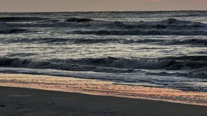 A beach with waves and a sunset. - Resort access & golf cart included. On tidal creek. Easy walk to beach. Reviews+ (Fripp Island)