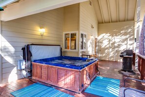 Terrace/patio - (7N) Miller's Landing at The Redwoods In Yosemite (Wawona)