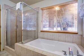 Badewanne, Haartrockner, Handtücher