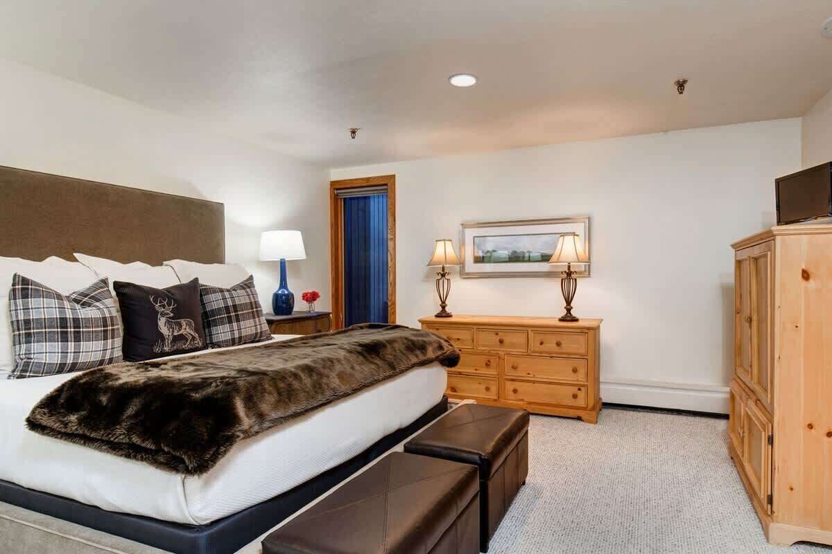 5 bedrooms, iron/ironing board, free WiFi, bed sheets