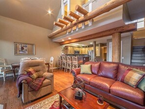 TV, fireplace - Ski-in/Out w/private hot tub & gorgeous views - Saddle Ridge Family Retreat (Big Sky)