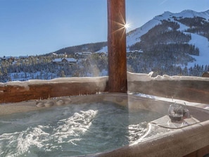 Outdoor spa tub - Ski-in/Out w/private hot tub & gorgeous views - Saddle Ridge Family Retreat (Big Sky)