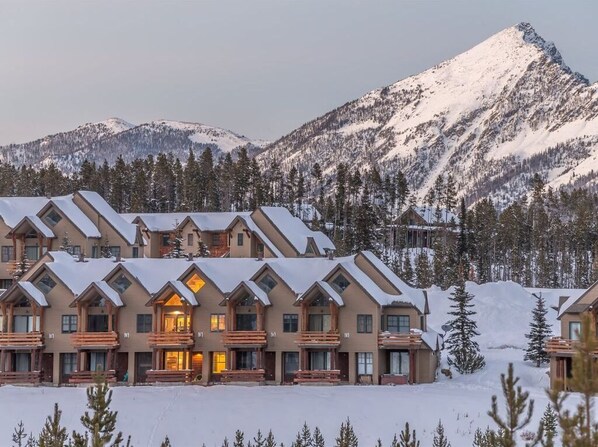 Exterior - Ski-in/Out w/private hot tub & gorgeous views - Saddle Ridge Family Retreat (Big Sky)