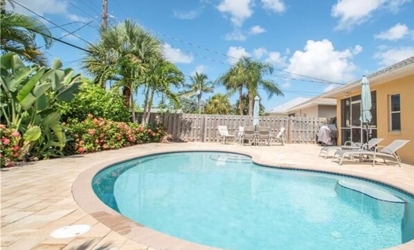 Alberca al aire libre y alberca climatizada