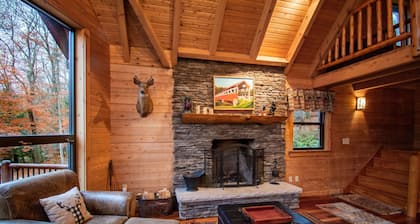 Stream Front Log Home In der Nähe von 7 Springs, 4 BR