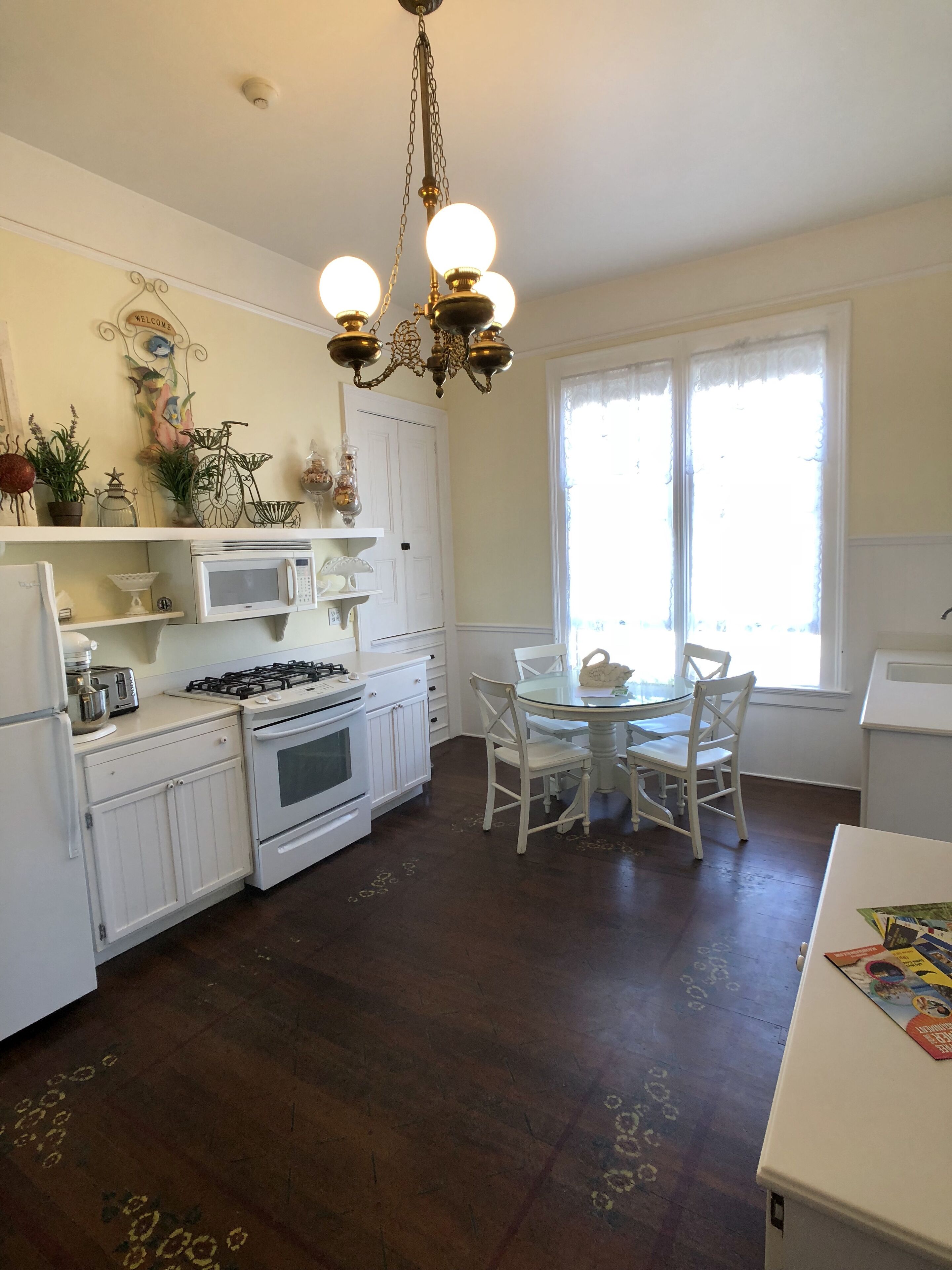 Gorgeous Historic Victorian Duplex, Quick Walk to Wharf, Beach & Boardwalk