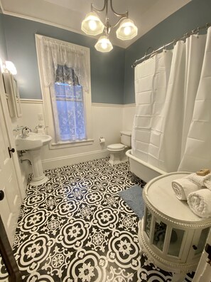 Combined shower/bathtub, hair dryer, towels, soap