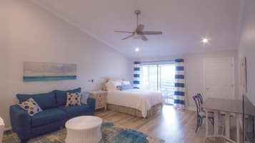 Caja de seguridad en la habitación y tabla de planchar con plancha