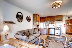 Televisión de pantalla plana, chimenea, reproductor de DVD