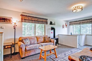 Flat-screen TV, fireplace, DVD player