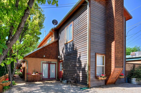 A wooden building with a sign reading "Vineyard Cottage." - The Guest House (Cali Cochitta ) (Moab)