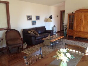 Smart TV, fireplace, music library, stereo