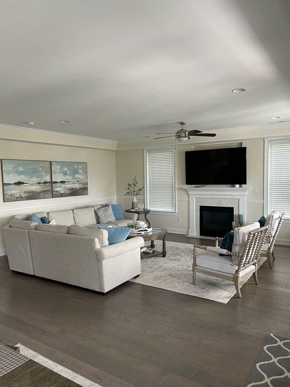 Smart TV, fireplace, DVD player, ping pong