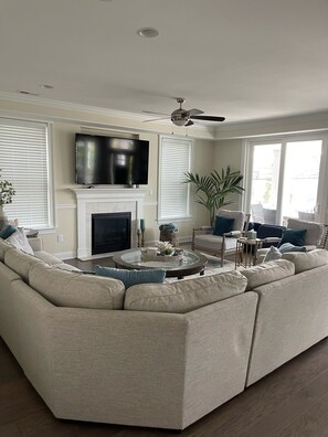 Smart TV, fireplace, DVD player, table tennis