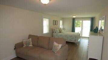 TV connectée, cheminée, lecteur de DVD, table de tennis de table