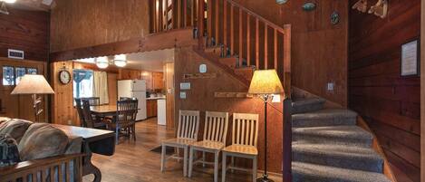 Télévision à écran plat, cheminée, lecteur de DVD