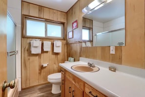 Combined shower/bathtub, hair dryer, towels